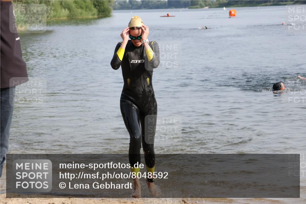 15.06.2025 - 27. Vierlanden-Triathlon Lena Gebhardt http://msf.ph/oto/8048592 15.06.2025 09:05:02 Schwimmen 205, 238 meine-sportfotos.de