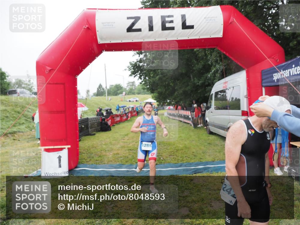 21.06.2025 - 27. Vierlanden-Triathlon MichiJ http://msf.ph/oto/8048593 15.06.2026 14:20:35 Ziel 1242, 1285 meine-sportfotos.de