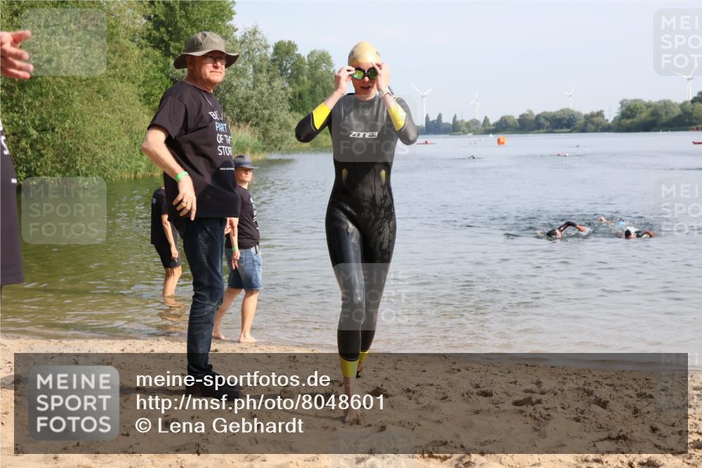 15.06.2025 - 27. Vierlanden-Triathlon Lena Gebhardt http://msf.ph/oto/8048601 15.06.2025 09:05:04 Schwimmen 205, 238 meine-sportfotos.de
