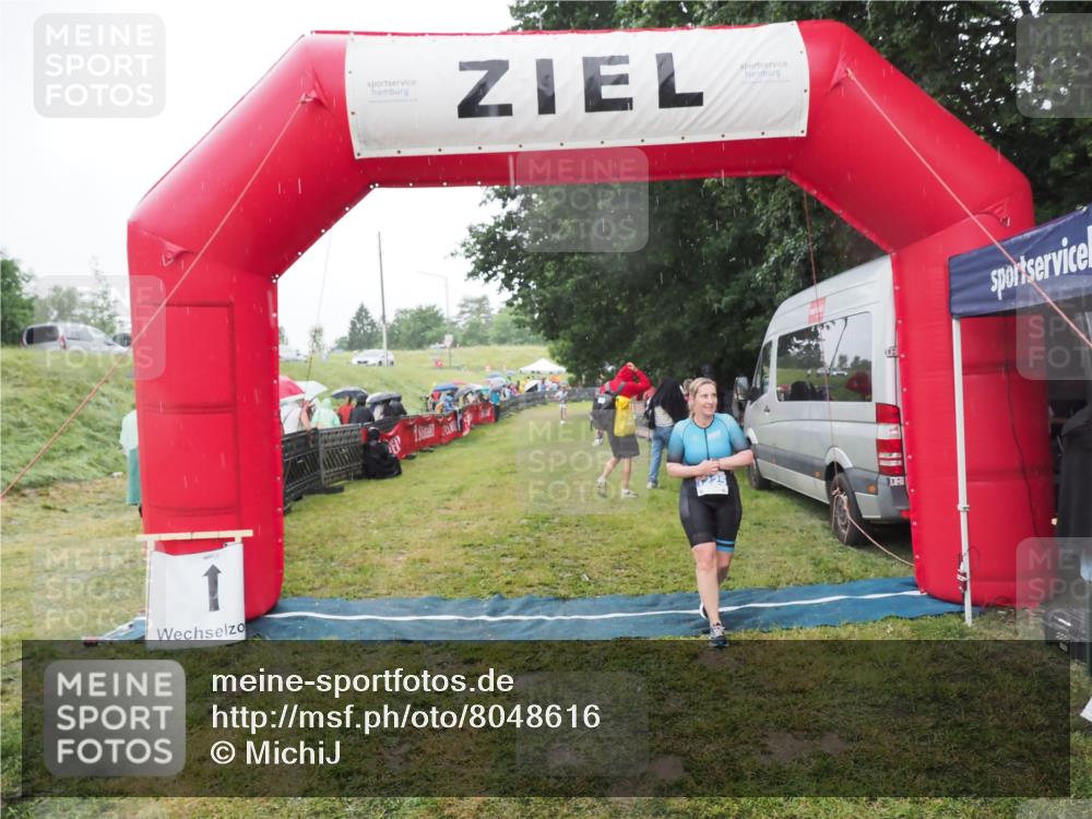 21.06.2025 - 27. Vierlanden-Triathlon MichiJ http://msf.ph/oto/8048616 15.06.2026 14:20:43 Ziel 1225 meine-sportfotos.de