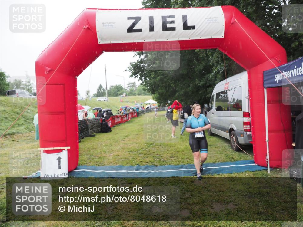 21.06.2025 - 27. Vierlanden-Triathlon MichiJ http://msf.ph/oto/8048618 15.06.2026 14:20:43 Ziel 1225 meine-sportfotos.de