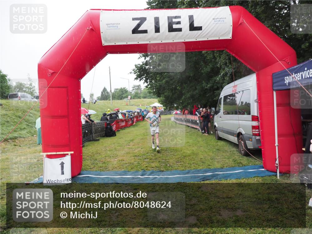 21.06.2025 - 27. Vierlanden-Triathlon MichiJ http://msf.ph/oto/8048624 15.06.2026 14:20:52 Ziel 806 meine-sportfotos.de