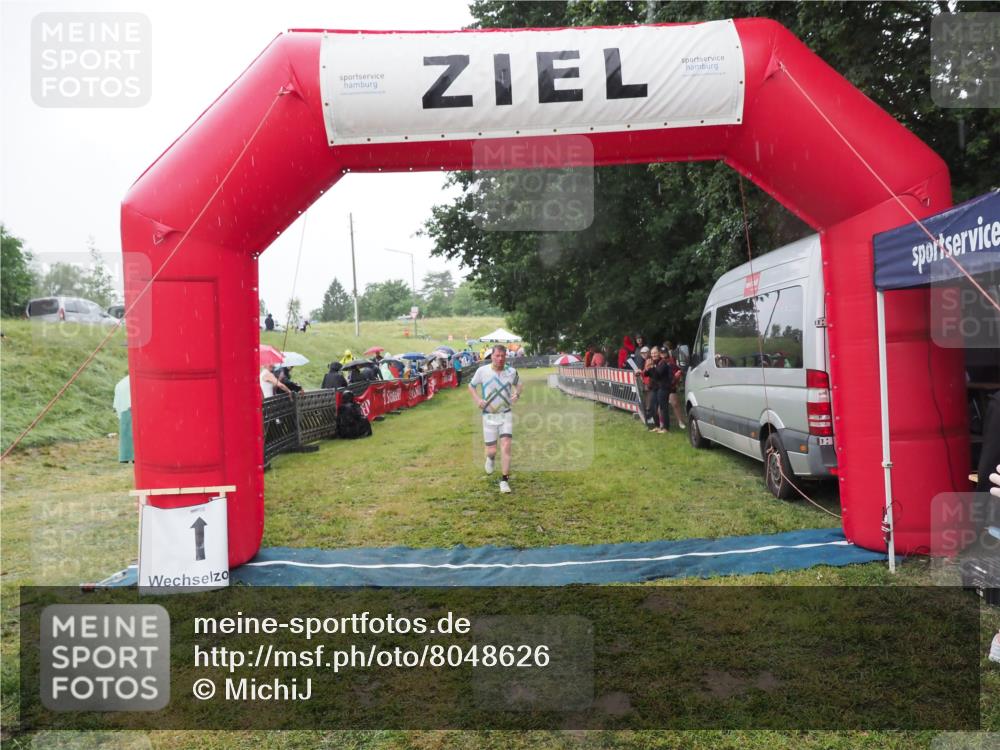 21.06.2025 - 27. Vierlanden-Triathlon MichiJ http://msf.ph/oto/8048626 15.06.2026 14:20:52 Ziel 806 meine-sportfotos.de