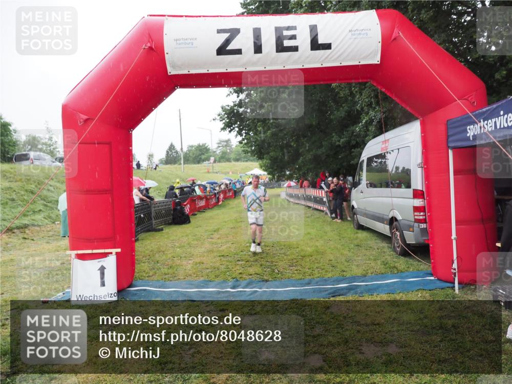 21.06.2025 - 27. Vierlanden-Triathlon MichiJ http://msf.ph/oto/8048628 15.06.2026 14:20:52 Ziel 806 meine-sportfotos.de