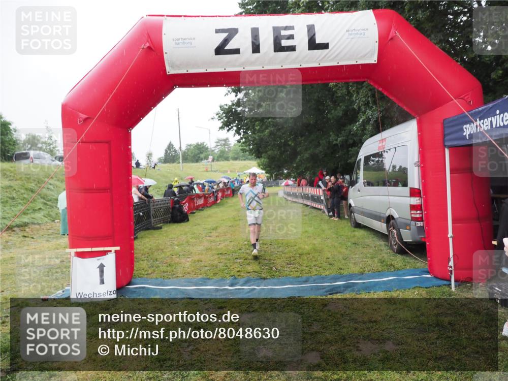 21.06.2025 - 27. Vierlanden-Triathlon MichiJ http://msf.ph/oto/8048630 15.06.2026 14:20:52 Ziel 806 meine-sportfotos.de