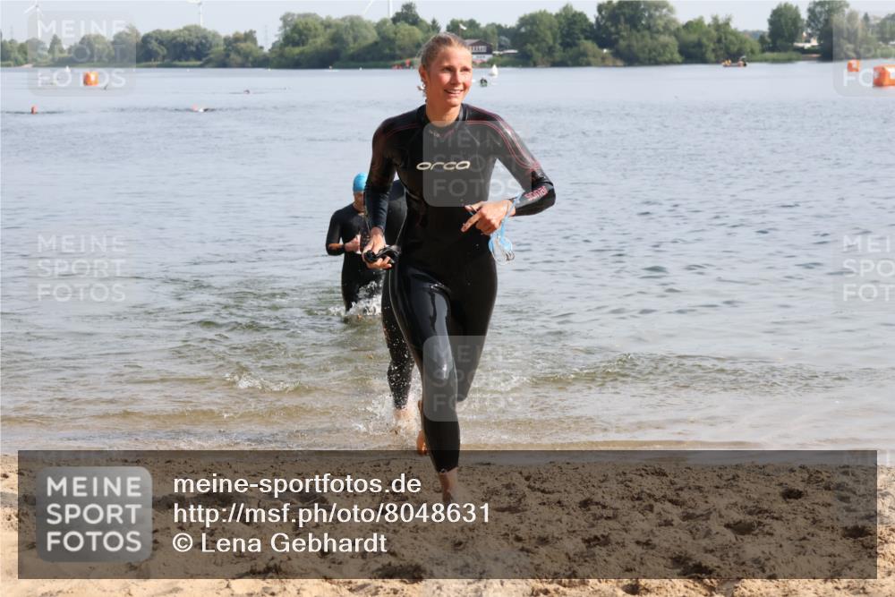 15.06.2025 - 27. Vierlanden-Triathlon Lena Gebhardt http://msf.ph/oto/8048631 15.06.2025 09:05:15 Schwimmen 209, 221, 222 meine-sportfotos.de