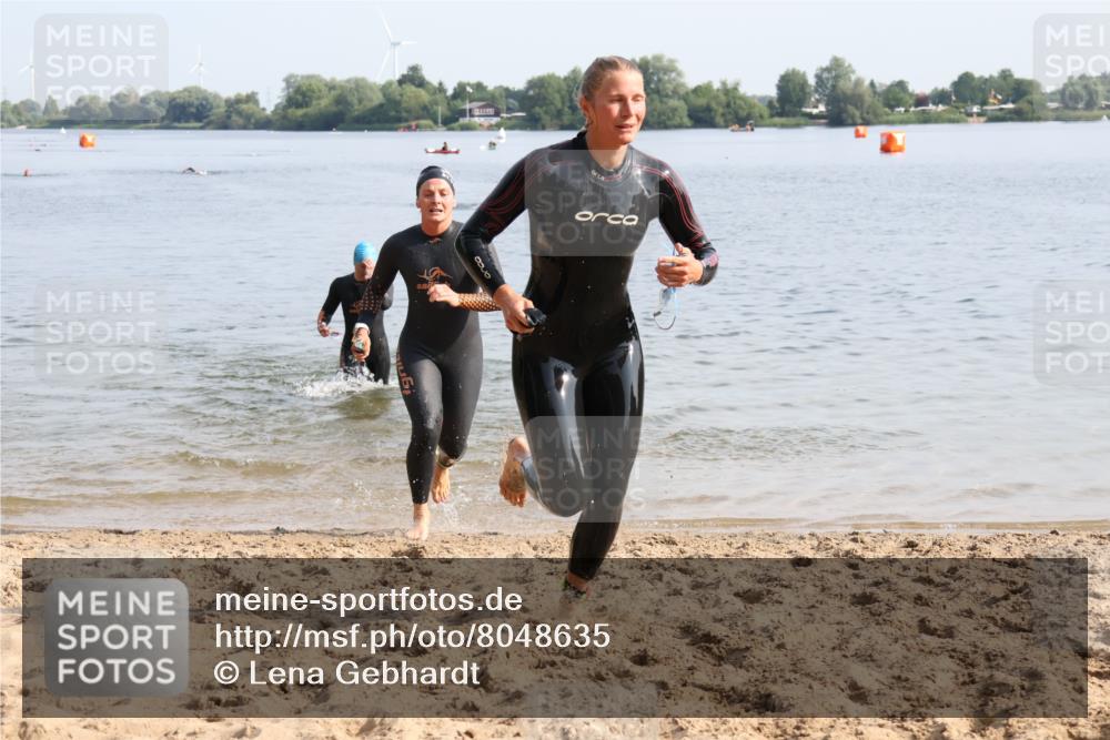 15.06.2025 - 27. Vierlanden-Triathlon Lena Gebhardt http://msf.ph/oto/8048635 15.06.2025 09:05:16 Schwimmen 209, 221, 222 meine-sportfotos.de