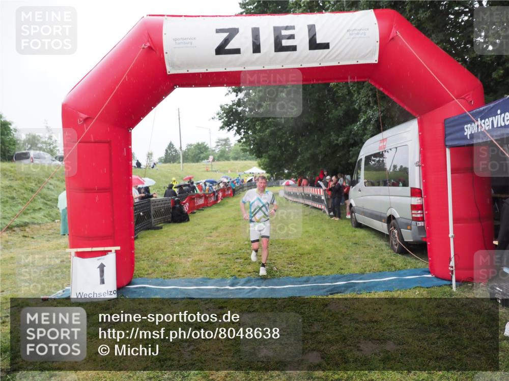 21.06.2025 - 27. Vierlanden-Triathlon MichiJ http://msf.ph/oto/8048638 15.06.2026 14:20:53 Ziel 806 meine-sportfotos.de
