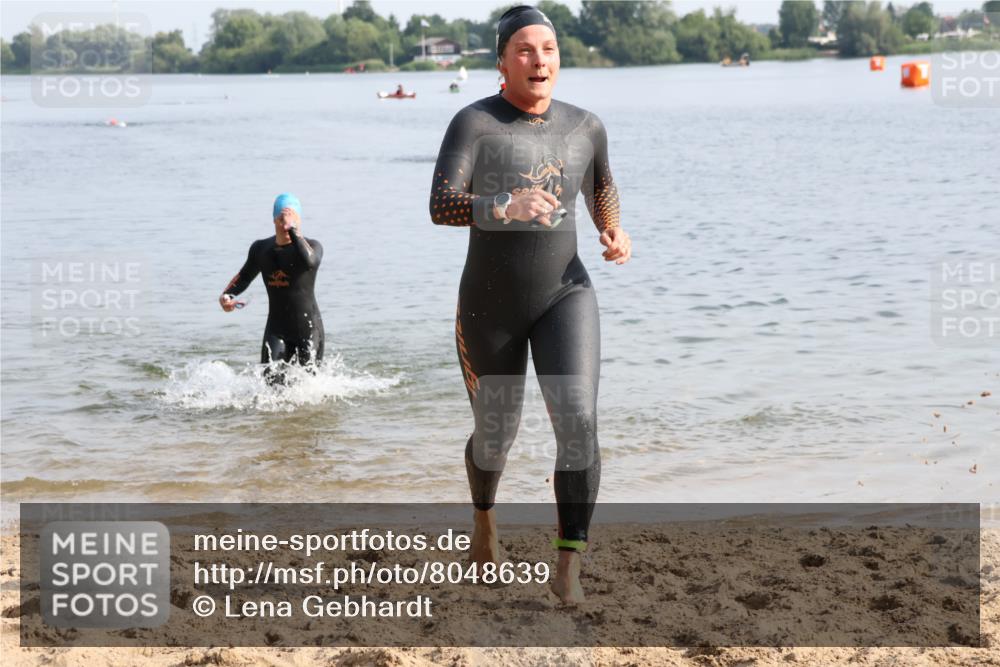15.06.2025 - 27. Vierlanden-Triathlon Lena Gebhardt http://msf.ph/oto/8048639 15.06.2025 09:05:17 Schwimmen 209, 221, 222 meine-sportfotos.de