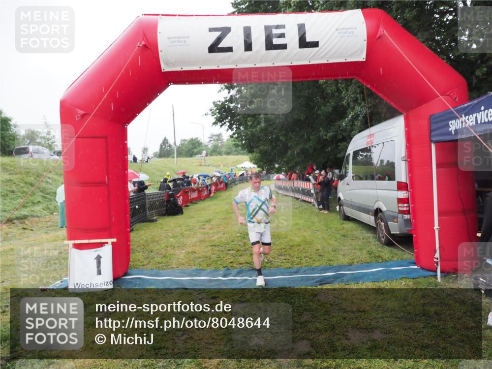21.06.2025 - 27. Vierlanden-Triathlon MichiJ http://msf.ph/oto/8048644 15.06.2026 14:20:53 Ziel 806 meine-sportfotos.de