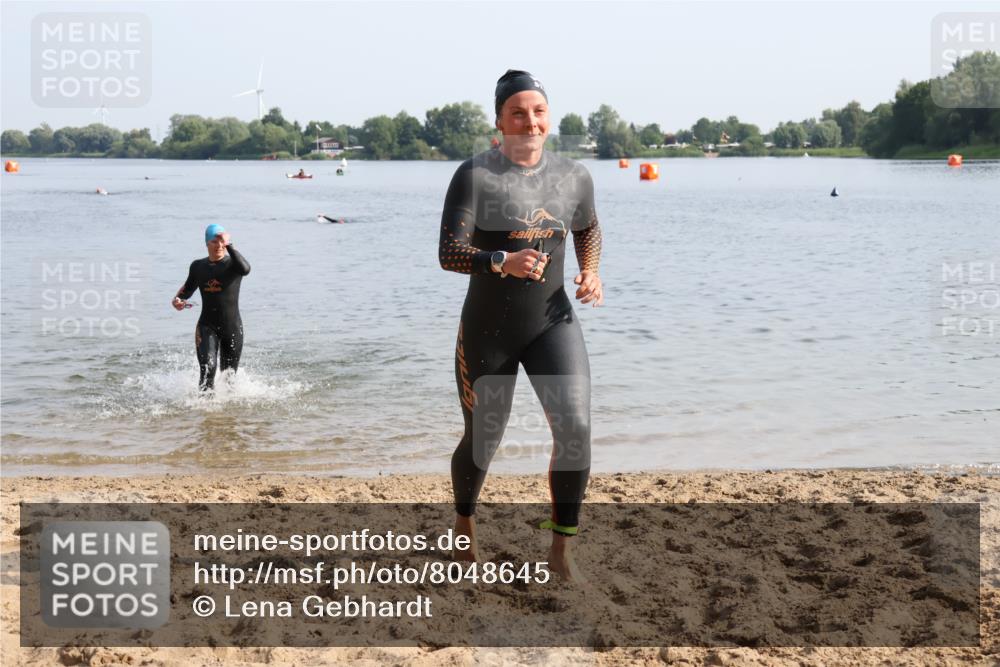 15.06.2025 - 27. Vierlanden-Triathlon Lena Gebhardt http://msf.ph/oto/8048645 15.06.2025 09:05:17 Schwimmen 209, 221, 222 meine-sportfotos.de