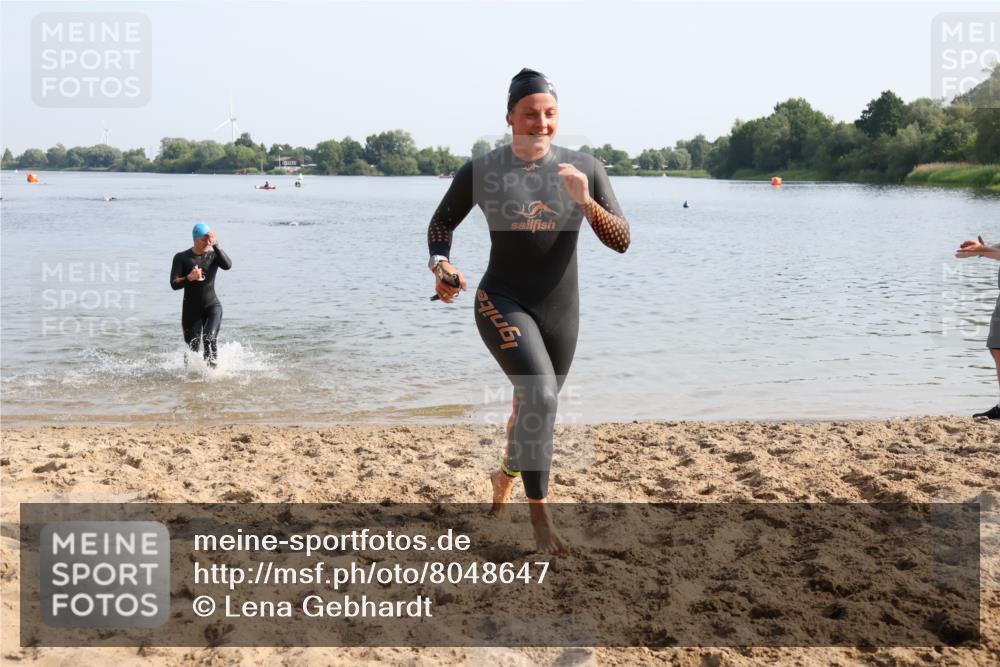 15.06.2025 - 27. Vierlanden-Triathlon Lena Gebhardt http://msf.ph/oto/8048647 15.06.2025 09:05:18 Schwimmen 209, 221, 222 meine-sportfotos.de