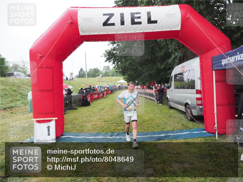 21.06.2025 - 27. Vierlanden-Triathlon MichiJ http://msf.ph/oto/8048649 15.06.2026 14:20:53 Ziel 806 meine-sportfotos.de