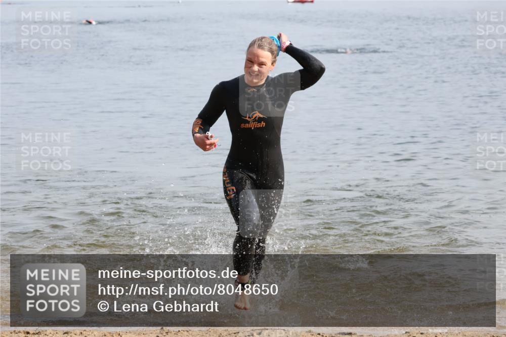 15.06.2025 - 27. Vierlanden-Triathlon Lena Gebhardt http://msf.ph/oto/8048650 15.06.2025 09:05:19 Schwimmen 209, 221, 222 meine-sportfotos.de
