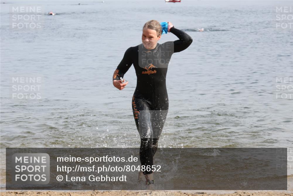 15.06.2025 - 27. Vierlanden-Triathlon Lena Gebhardt http://msf.ph/oto/8048652 15.06.2025 09:05:19 Schwimmen 209, 221, 222 meine-sportfotos.de