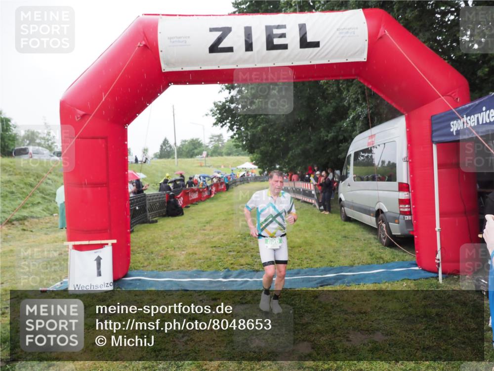 21.06.2025 - 27. Vierlanden-Triathlon MichiJ http://msf.ph/oto/8048653 15.06.2026 14:20:54 Ziel 806 meine-sportfotos.de