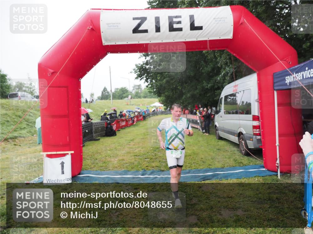 21.06.2025 - 27. Vierlanden-Triathlon MichiJ http://msf.ph/oto/8048655 15.06.2026 14:20:54 Ziel 806 meine-sportfotos.de