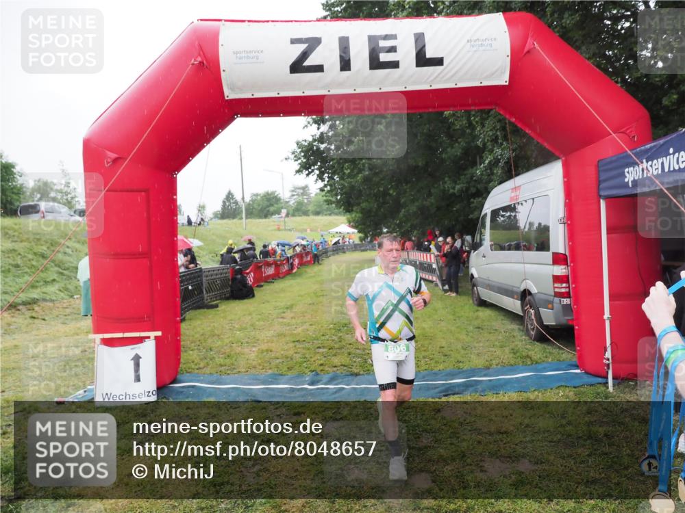 21.06.2025 - 27. Vierlanden-Triathlon MichiJ http://msf.ph/oto/8048657 15.06.2026 14:20:54 Ziel 806 meine-sportfotos.de