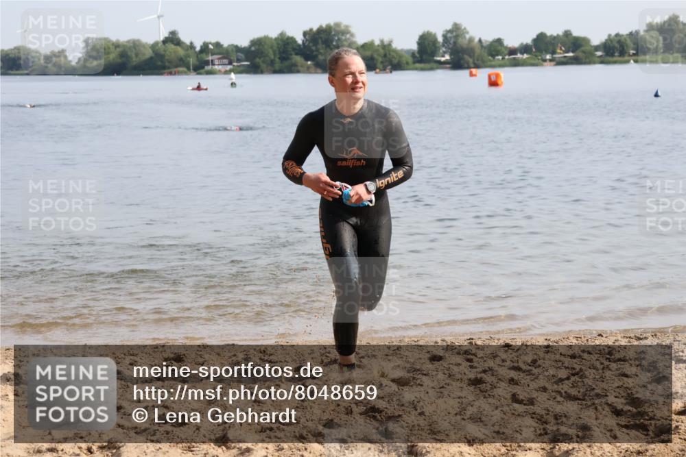 15.06.2025 - 27. Vierlanden-Triathlon Lena Gebhardt http://msf.ph/oto/8048659 15.06.2025 09:05:20 Schwimmen 209, 221, 222 meine-sportfotos.de
