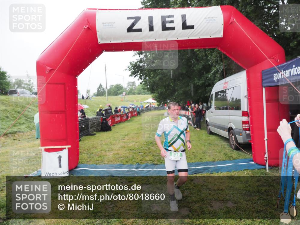21.06.2025 - 27. Vierlanden-Triathlon MichiJ http://msf.ph/oto/8048660 15.06.2026 14:20:54 Ziel 806 meine-sportfotos.de