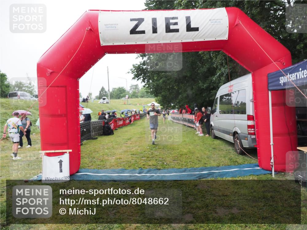 21.06.2025 - 27. Vierlanden-Triathlon MichiJ http://msf.ph/oto/8048662 15.06.2026 14:21:24 Ziel 742 meine-sportfotos.de
