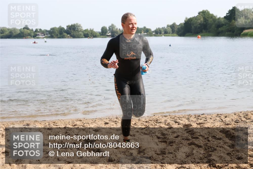 15.06.2025 - 27. Vierlanden-Triathlon Lena Gebhardt http://msf.ph/oto/8048663 15.06.2025 09:05:21 Schwimmen 209, 221, 222 meine-sportfotos.de