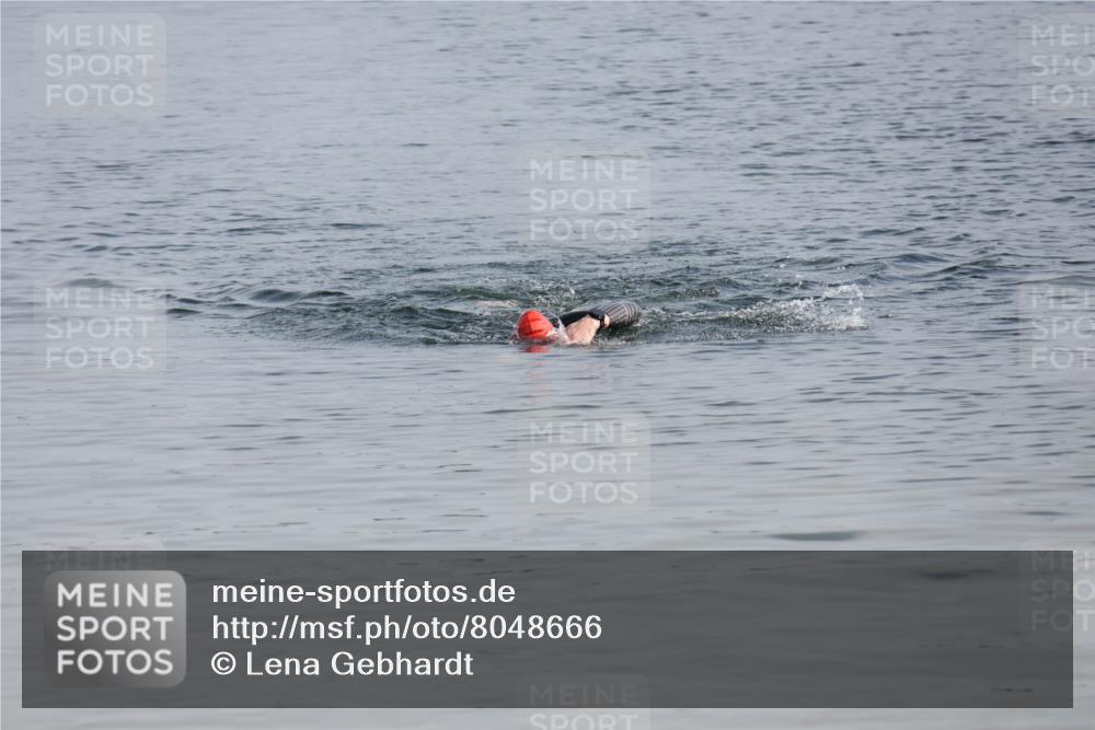 15.06.2025 - 27. Vierlanden-Triathlon Lena Gebhardt http://msf.ph/oto/8048666 15.06.2025 09:05:52 Schwimmen  meine-sportfotos.de