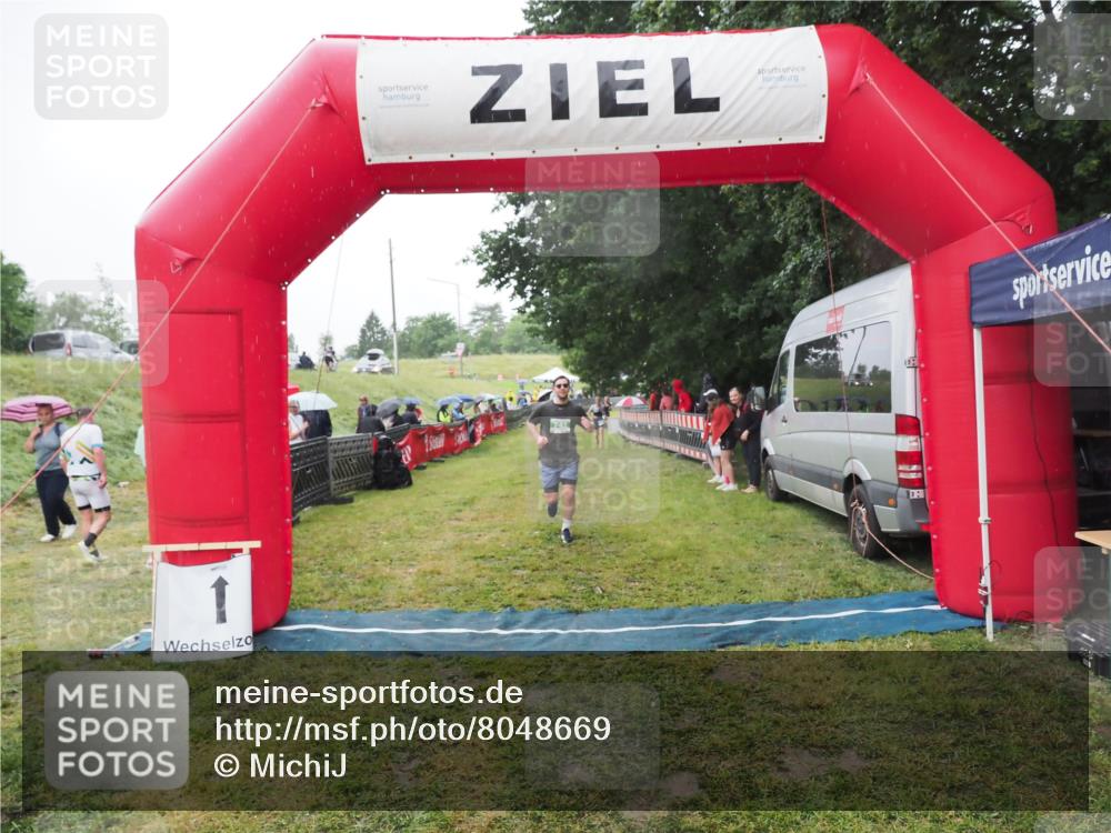 21.06.2025 - 27. Vierlanden-Triathlon MichiJ http://msf.ph/oto/8048669 15.06.2026 14:21:24 Ziel 742 meine-sportfotos.de