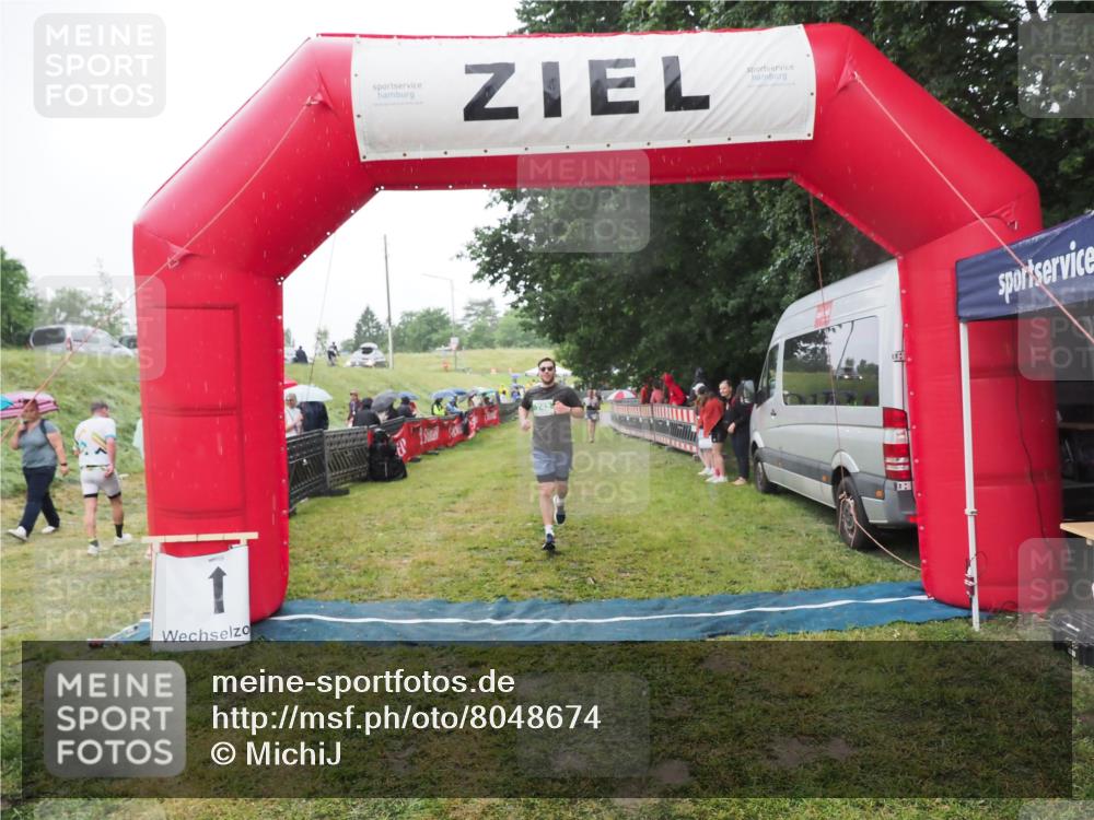 21.06.2025 - 27. Vierlanden-Triathlon MichiJ http://msf.ph/oto/8048674 15.06.2026 14:21:24 Ziel 742 meine-sportfotos.de