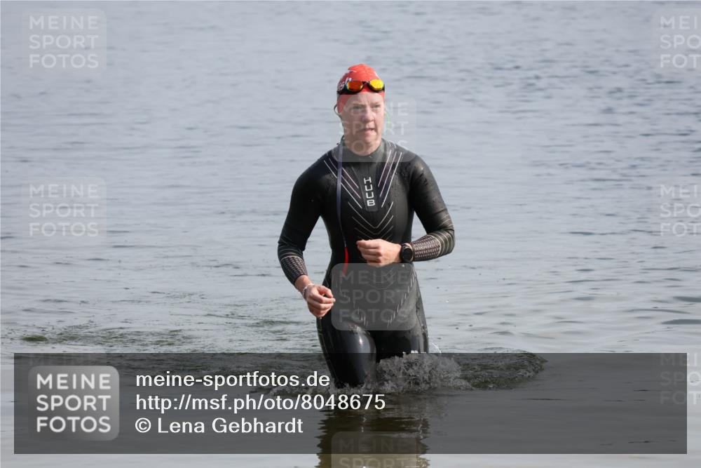 15.06.2025 - 27. Vierlanden-Triathlon Lena Gebhardt http://msf.ph/oto/8048675 15.06.2025 09:06:04 Schwimmen 216 meine-sportfotos.de