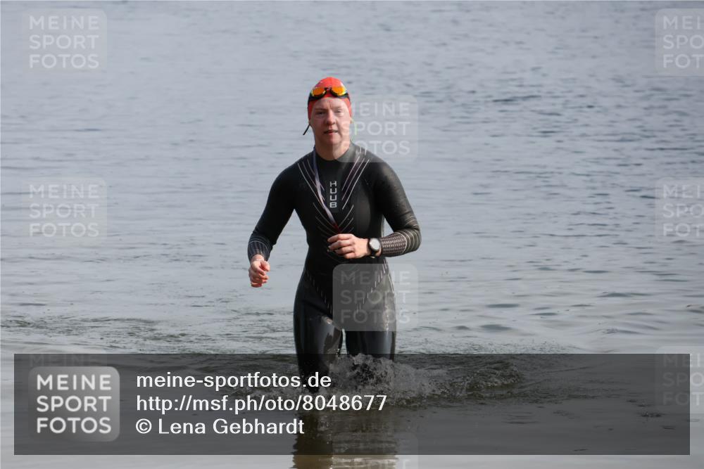 15.06.2025 - 27. Vierlanden-Triathlon Lena Gebhardt http://msf.ph/oto/8048677 15.06.2025 09:06:05 Schwimmen 216 meine-sportfotos.de