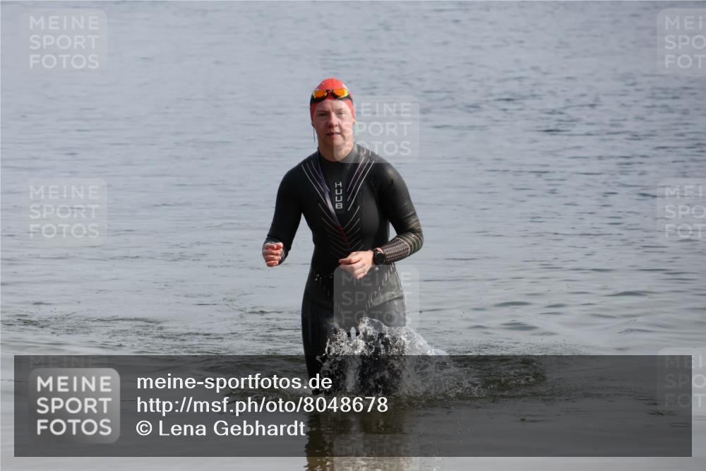 15.06.2025 - 27. Vierlanden-Triathlon Lena Gebhardt http://msf.ph/oto/8048678 15.06.2025 09:06:05 Schwimmen 216 meine-sportfotos.de