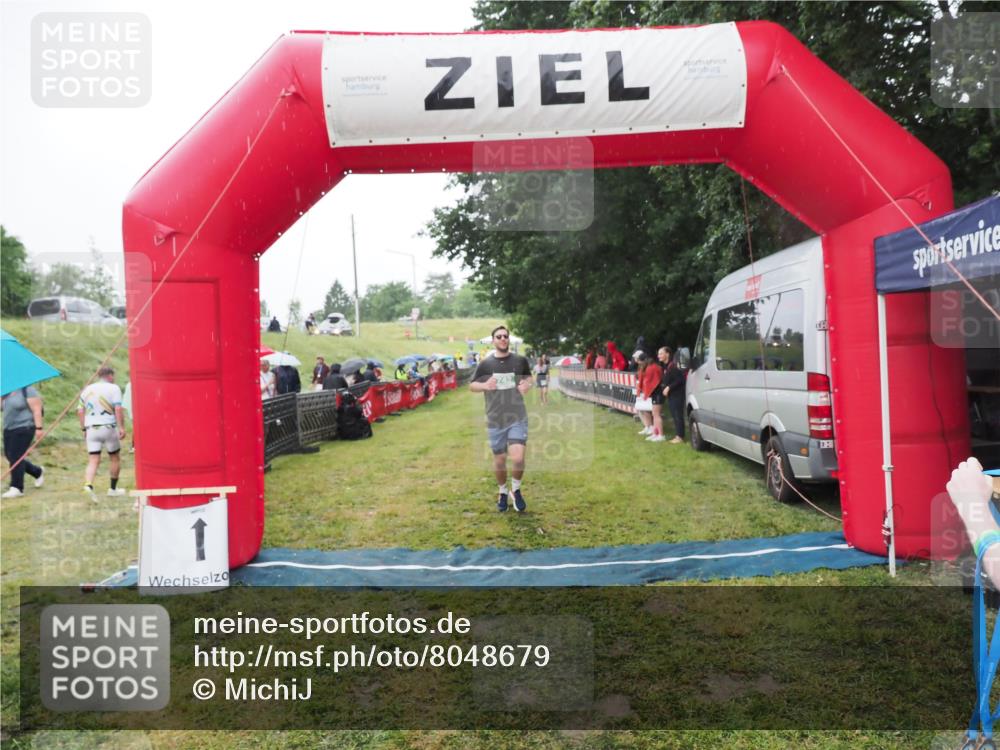 21.06.2025 - 27. Vierlanden-Triathlon MichiJ http://msf.ph/oto/8048679 15.06.2026 14:21:25 Ziel 742 meine-sportfotos.de