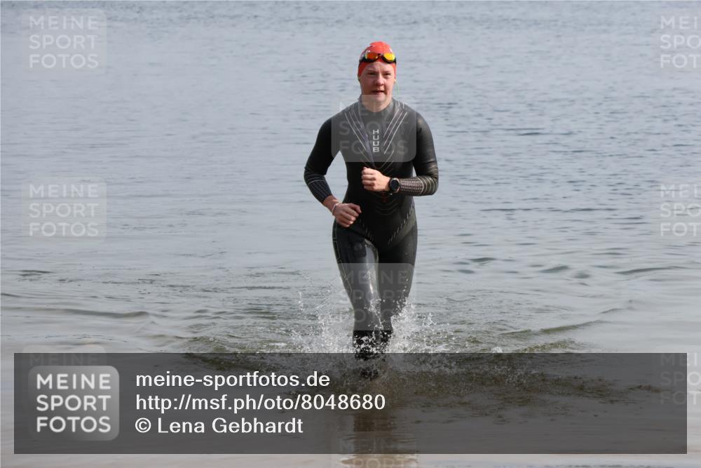 15.06.2025 - 27. Vierlanden-Triathlon Lena Gebhardt http://msf.ph/oto/8048680 15.06.2025 09:06:06 Schwimmen 216 meine-sportfotos.de