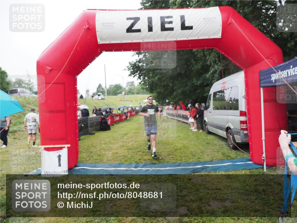 21.06.2025 - 27. Vierlanden-Triathlon MichiJ http://msf.ph/oto/8048681 15.06.2026 14:21:25 Ziel 742 meine-sportfotos.de