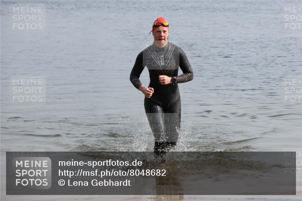 15.06.2025 - 27. Vierlanden-Triathlon Lena Gebhardt http://msf.ph/oto/8048682 15.06.2025 09:06:06 Schwimmen 216 meine-sportfotos.de