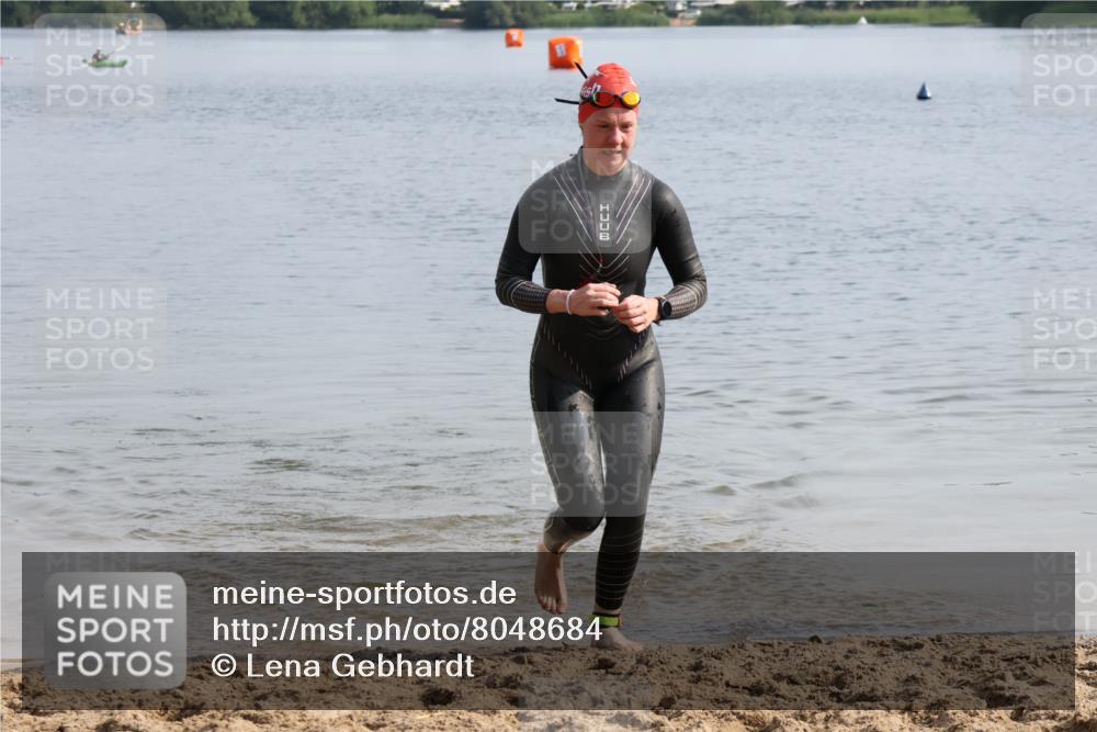 15.06.2025 - 27. Vierlanden-Triathlon Lena Gebhardt http://msf.ph/oto/8048684 15.06.2025 09:06:08 Schwimmen 216 meine-sportfotos.de