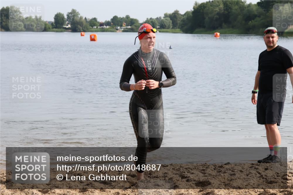 15.06.2025 - 27. Vierlanden-Triathlon Lena Gebhardt http://msf.ph/oto/8048687 15.06.2025 09:06:09 Schwimmen 216 meine-sportfotos.de