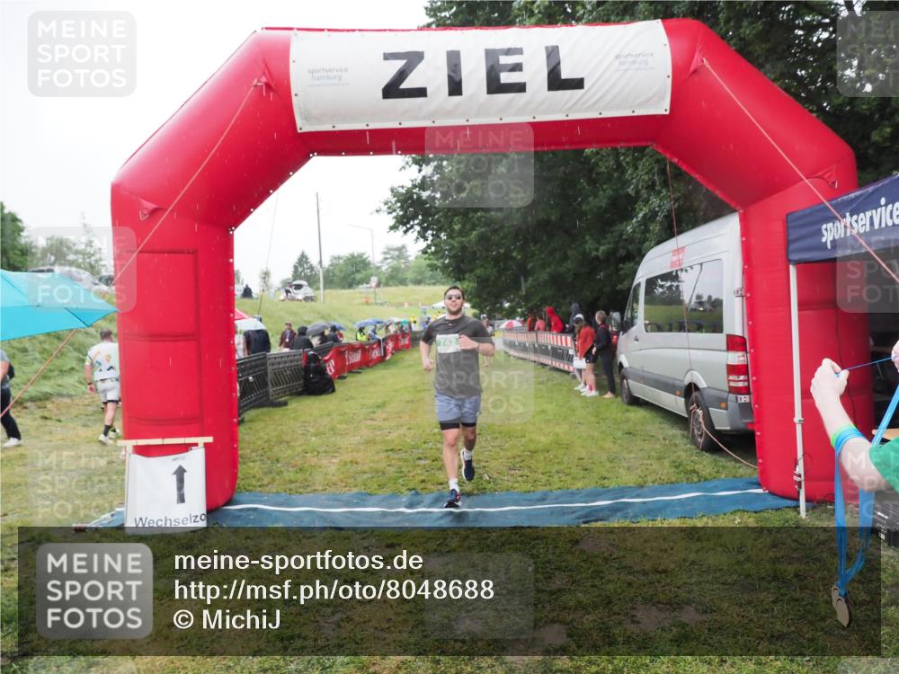 21.06.2025 - 27. Vierlanden-Triathlon MichiJ http://msf.ph/oto/8048688 15.06.2026 14:21:25 Ziel 742 meine-sportfotos.de