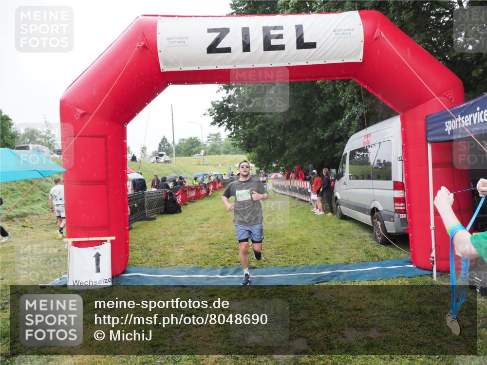 21.06.2025 - 27. Vierlanden-Triathlon MichiJ http://msf.ph/oto/8048690 15.06.2026 14:21:25 Ziel 742 meine-sportfotos.de