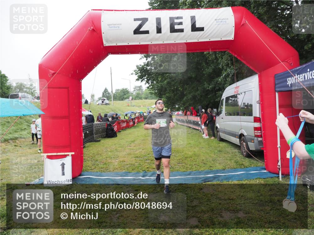 21.06.2025 - 27. Vierlanden-Triathlon MichiJ http://msf.ph/oto/8048694 15.06.2026 14:21:26 Ziel 742 meine-sportfotos.de