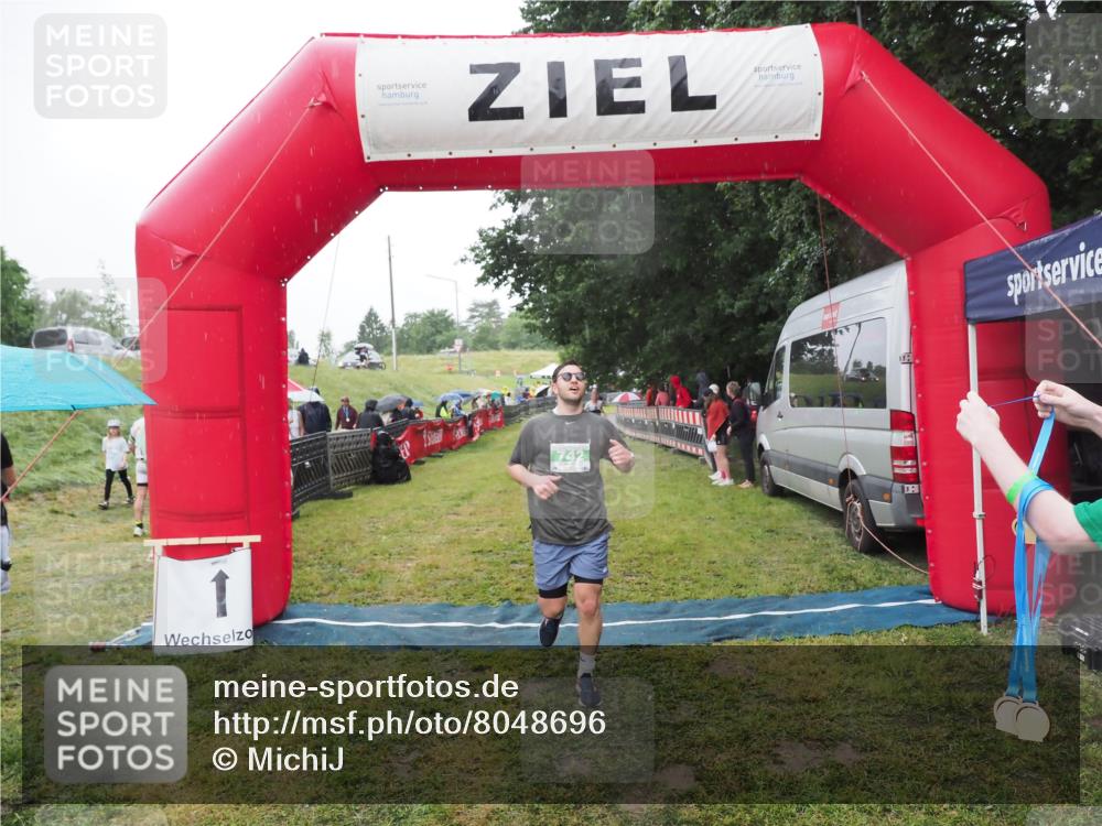 21.06.2025 - 27. Vierlanden-Triathlon MichiJ http://msf.ph/oto/8048696 15.06.2026 14:21:26 Ziel 742 meine-sportfotos.de