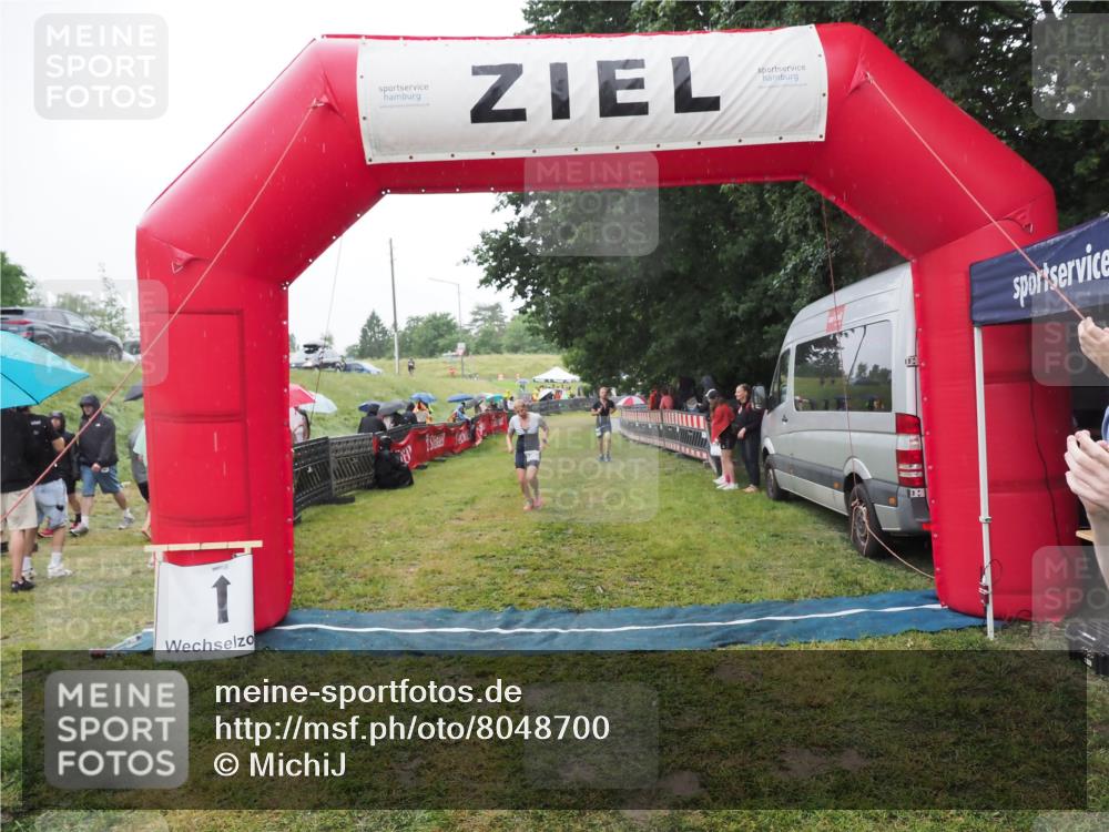 21.06.2025 - 27. Vierlanden-Triathlon MichiJ http://msf.ph/oto/8048700 15.06.2026 14:21:29 Ziel 742, 1205, 1238 meine-sportfotos.de