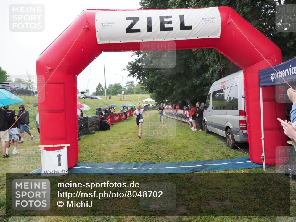 21.06.2025 - 27. Vierlanden-Triathlon MichiJ http://msf.ph/oto/8048702 15.06.2026 14:21:29 Ziel 742, 1205, 1238 meine-sportfotos.de