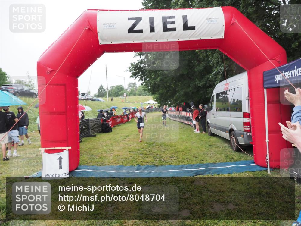 21.06.2025 - 27. Vierlanden-Triathlon MichiJ http://msf.ph/oto/8048704 15.06.2026 14:21:29 Ziel 742, 1205, 1238 meine-sportfotos.de