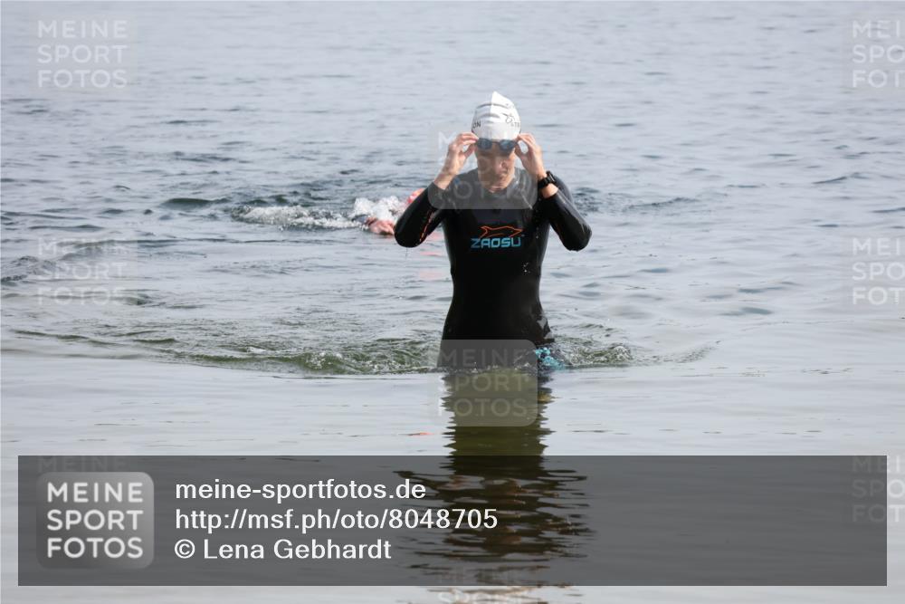 15.06.2025 - 27. Vierlanden-Triathlon Lena Gebhardt http://msf.ph/oto/8048705 15.06.2025 09:06:47 Schwimmen 212 meine-sportfotos.de