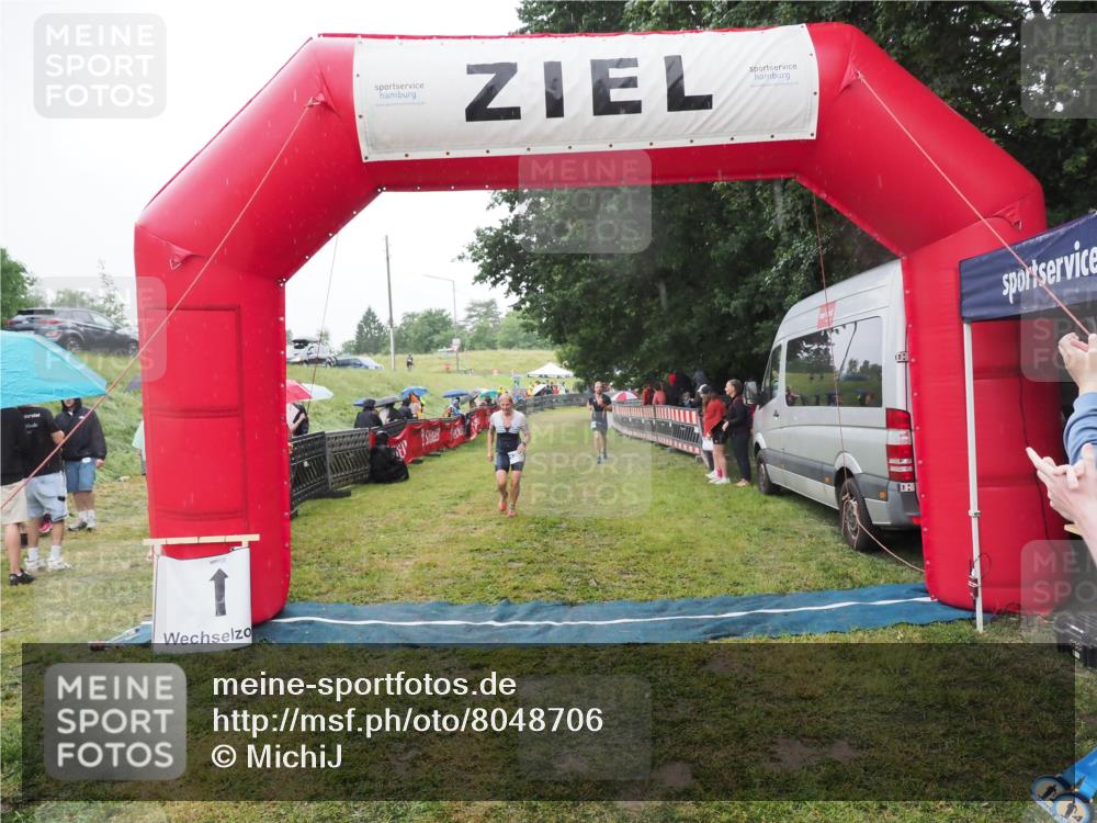 21.06.2025 - 27. Vierlanden-Triathlon MichiJ http://msf.ph/oto/8048706 15.06.2026 14:21:30 Ziel 742, 1205, 1238 meine-sportfotos.de