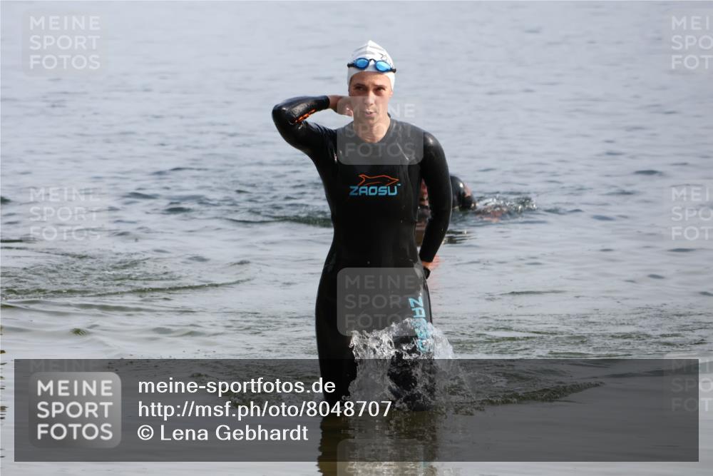15.06.2025 - 27. Vierlanden-Triathlon Lena Gebhardt http://msf.ph/oto/8048707 15.06.2025 09:06:51 Schwimmen 212, 251 meine-sportfotos.de