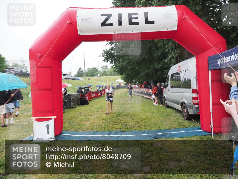 21.06.2025 - 27. Vierlanden-Triathlon MichiJ http://msf.ph/oto/8048709 15.06.2026 14:21:30 Ziel 742, 1205, 1238 meine-sportfotos.de
