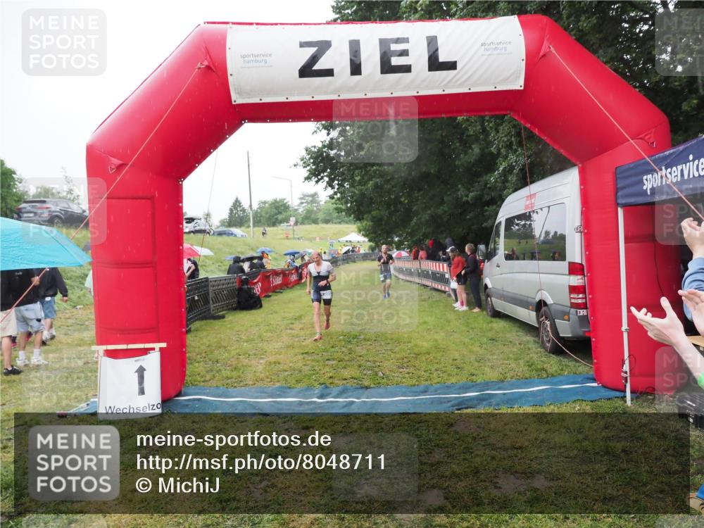 21.06.2025 - 27. Vierlanden-Triathlon MichiJ http://msf.ph/oto/8048711 15.06.2026 14:21:30 Ziel 742, 1205, 1238 meine-sportfotos.de